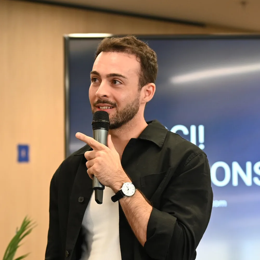 Jônatas Augusto Manzolli speaking at an event